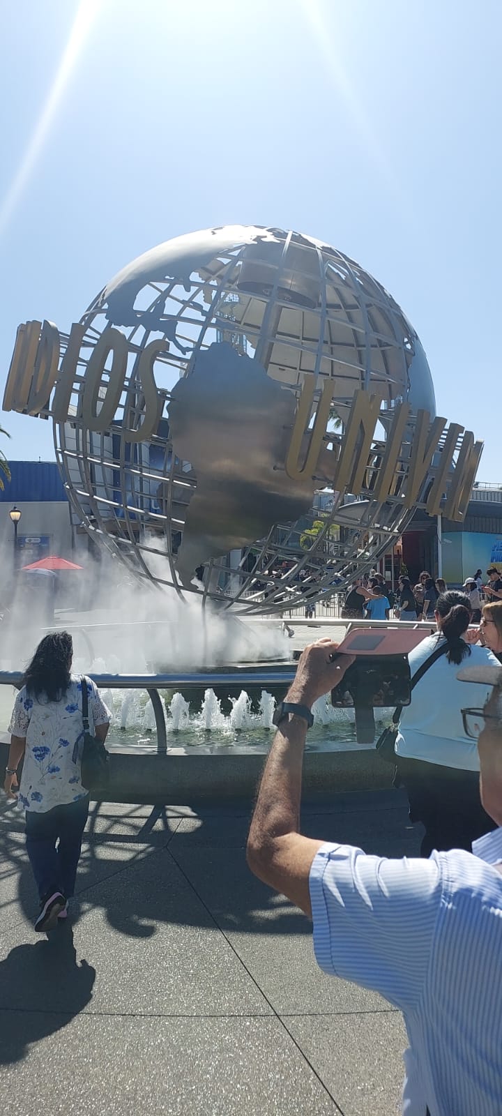טיול לארצות הברית לוס אנג'לס יומן מסע יום 1 3 כדור העולם המסתובב בכניסה לאולפני יוניברסל בלוס אנג'לס