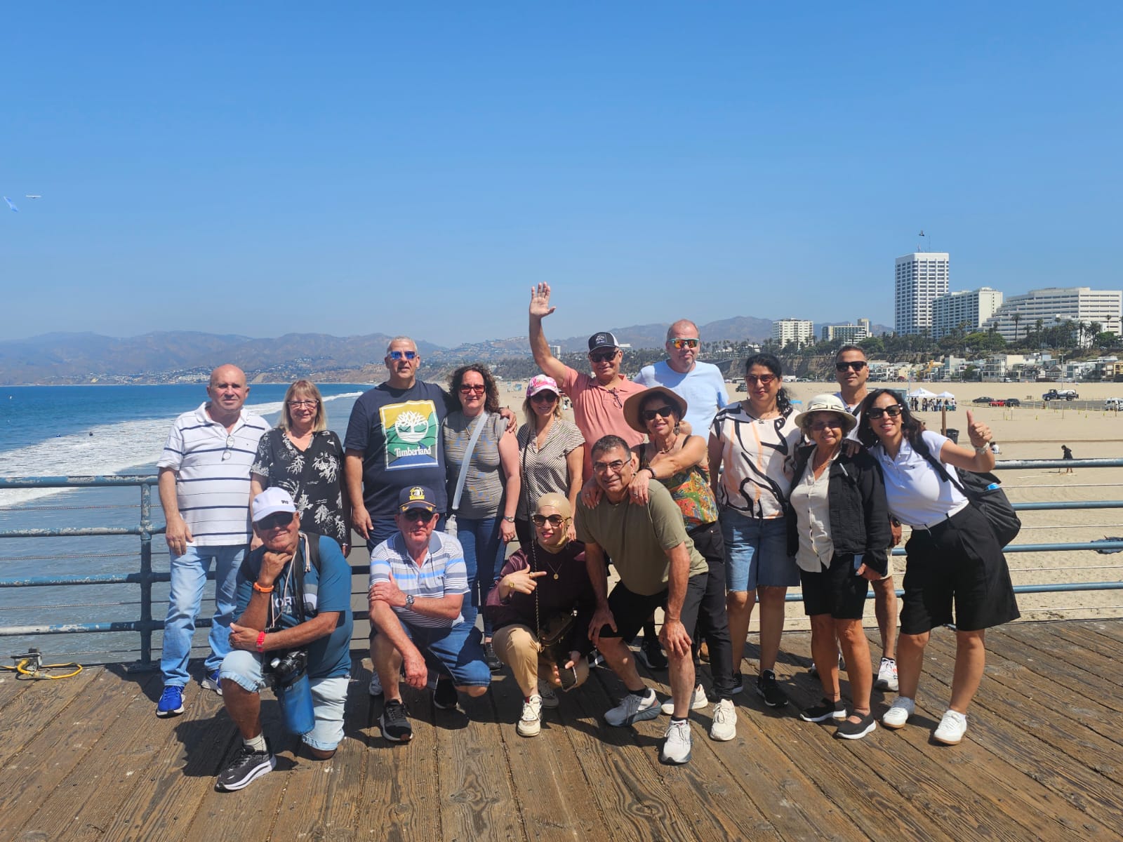 טיול לארצות הברית סנטה מוניקה סולוונג וכרמל: ימים 3–4 ביומן המסע 2 טיול לארצות הברית סנטה מוניקה סולוונג וכרמל – קבוצת המטיילים בטיילת סנטה מוניקה, קליפורניה