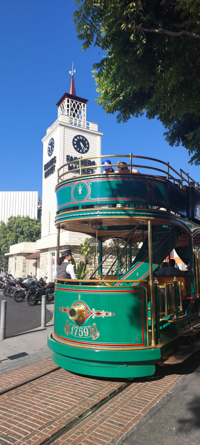 טיול לארצות הברית לוס אנג'לס יומן מסע יום 1 2 שוק האיכרים בלוס אנג'לס – עגלת חשמלית צבעונית מול מגדל השעון