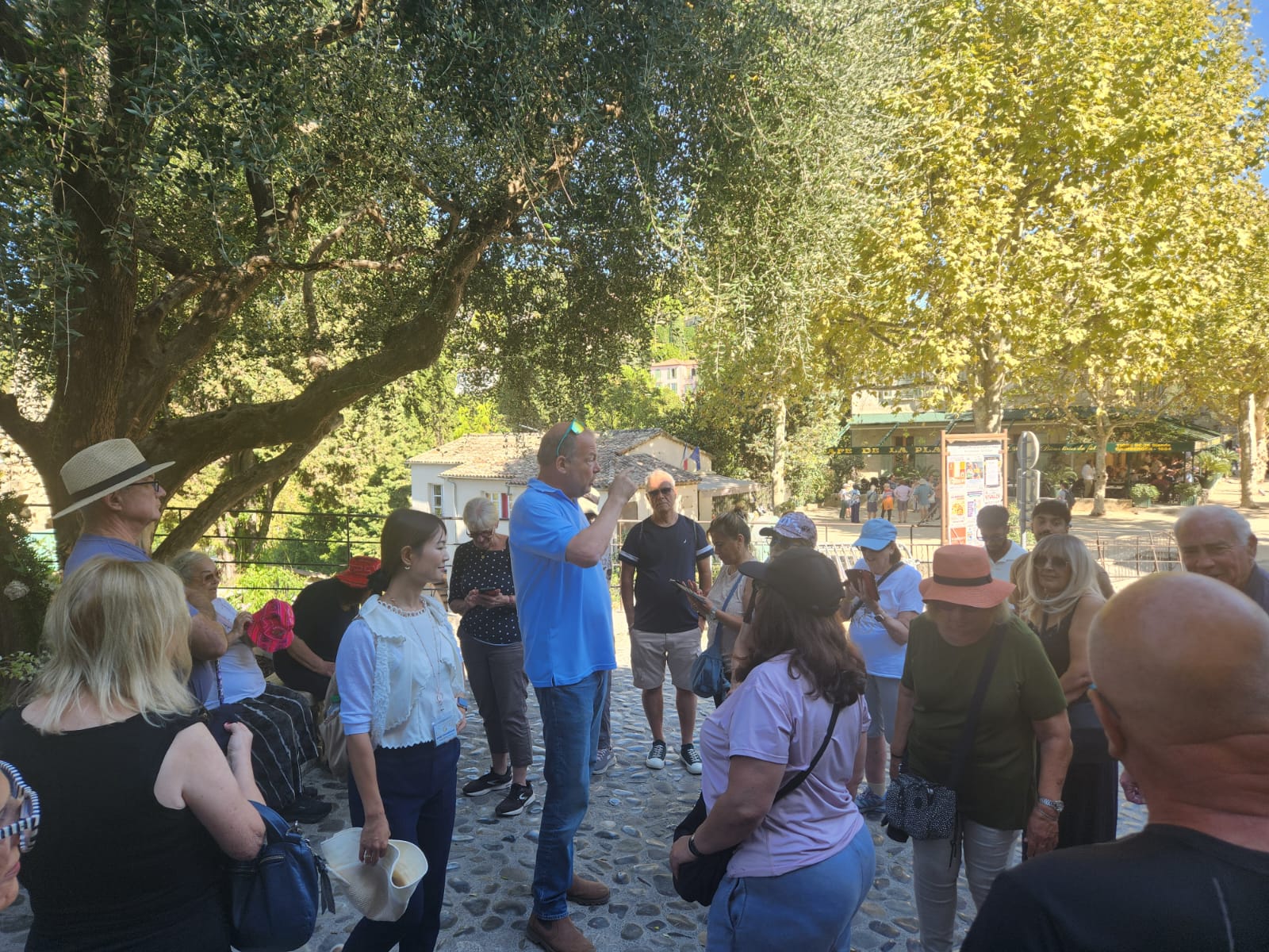 הריביירה הצרפתית – סן פול דה ונס, אנטיב וסן טרופז – יומן מסע יום 6 1 קבוצת מטיילים בסיור מודרך בעיירה אנטיב – טיול לריביירה האיטלקית והצרפתית יום 6