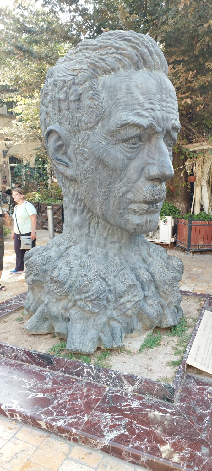 יומן מסע אזרבייג'ן יום 2 – העיר העתיקה של באקו, מגדל הבתולה ומרכז היידר אלייב 2 פסלו של המשורר אליאגה ווחיד בעיר העתיקה של באקו