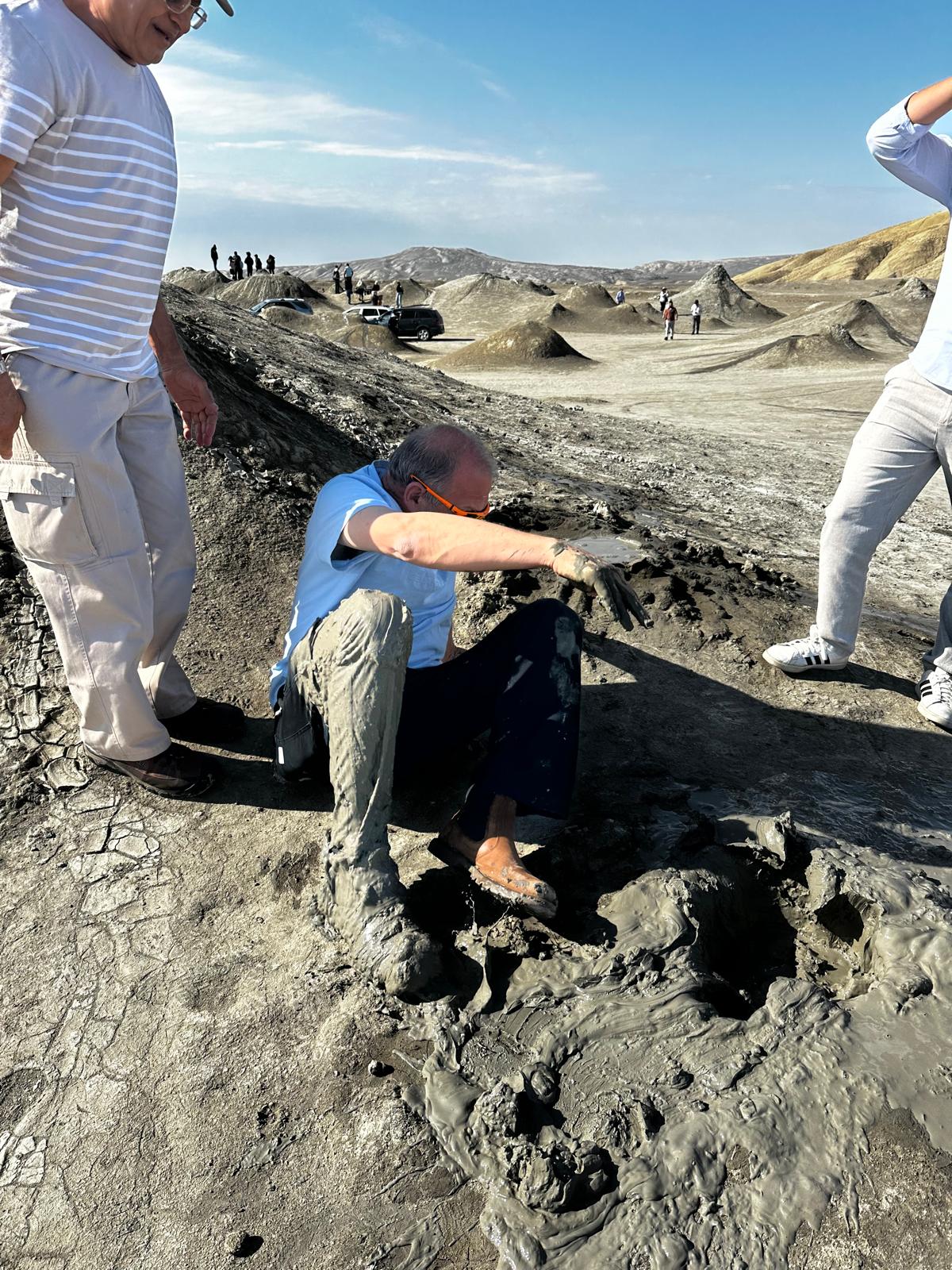 גיורא נלקן נחלץ מהבוץ – טיול לאזרבייג'ן באקו וארץ האש גיורא נלקן נחלץ מהבוץ – טיול לאזרבייג'ן באקו וארץ האש