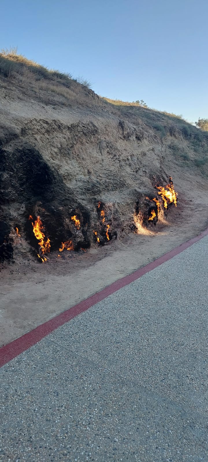 תצפית על ההר הבוער יאנארדאג – טיול לאזרבייג'ן באקו וארץ האש תצפית על ההר הבוער יאנארדאג – טיול לאזרבייג'ן באקו וארץ האש