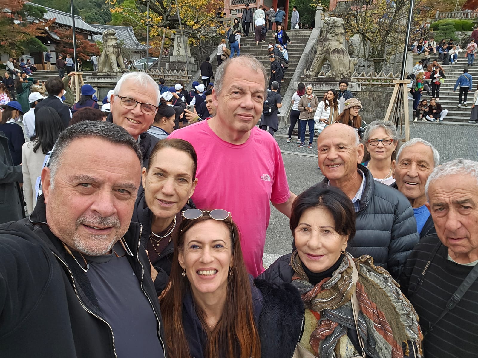 טיול לקיוטו מקדש הזהב וגיון – יומן מסע יום 5 4 טיול לקיוטו מקדש הזהב וגיון – המטיילים עם גיורא בכניסה למקדש קיומיזו-דרה